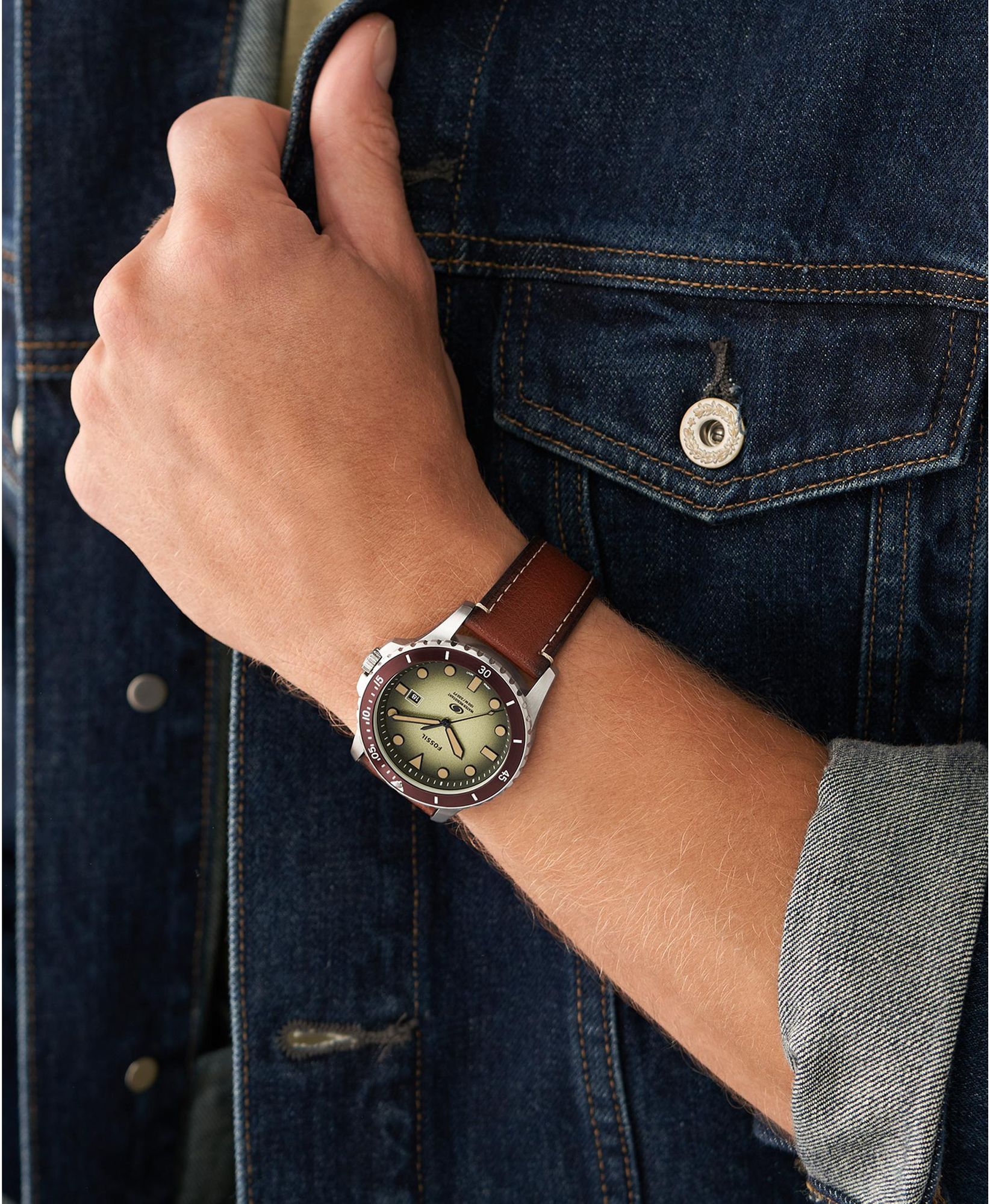 Case - Case Material: Stainless Steel - Case Shape: Round - Case Colour: Silver - Crystal: Mineral crystal